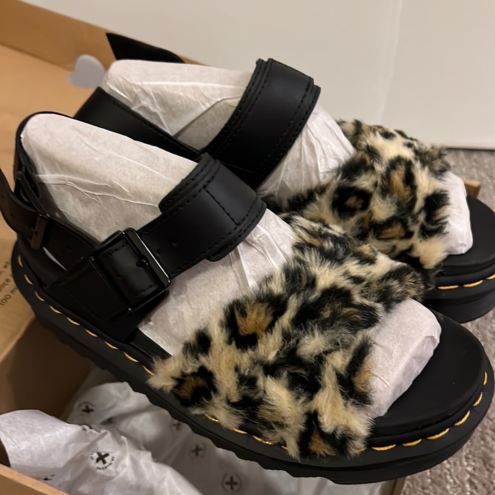 NEW Dr. Martens VOSS II FLUFFY Sandals Leopard Faux Fur+HYDRO 6 - Picture 4 of 6
